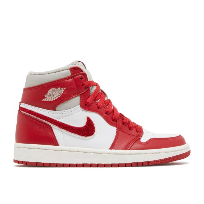 ナイキ エアジョーダン Air Jordan 【 Wmns Jordan 1 High Og \u0027Newstalgia Chenille\u0027 Women Light Iron Ore/Varsity Red/Sail 】 御機嫌 レディース Red 赤・赤いこと