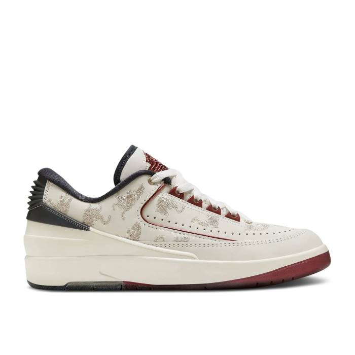 ナイキ エアジョーダン Air Jordan 【 Wmns Jordan 2 Retro Low \u0027Year Of The Dragon\u0027 Women Sail/Cedar/Dark Smoke Grey/Dark Team Red/Metallic Gold Grain 】 レトロ レディース 薄墨色 薄墨色 Team 野球クラブ Red 赤・赤いこと ゴールド