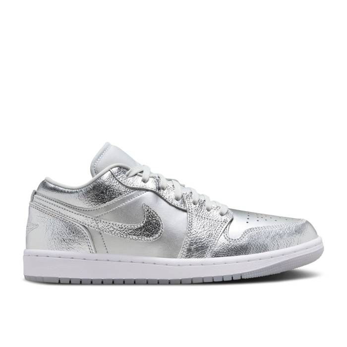 ナイキ エアジョーダン Air Jordan 【 Wmns Jordan 1 Low Se \u0027Metallic Silver\u0027 Women Metallic Silver/Photon Dust/Wolf Grey 】 レディース Silver しろがね色・しろがね色 薄墨色 薄墨色