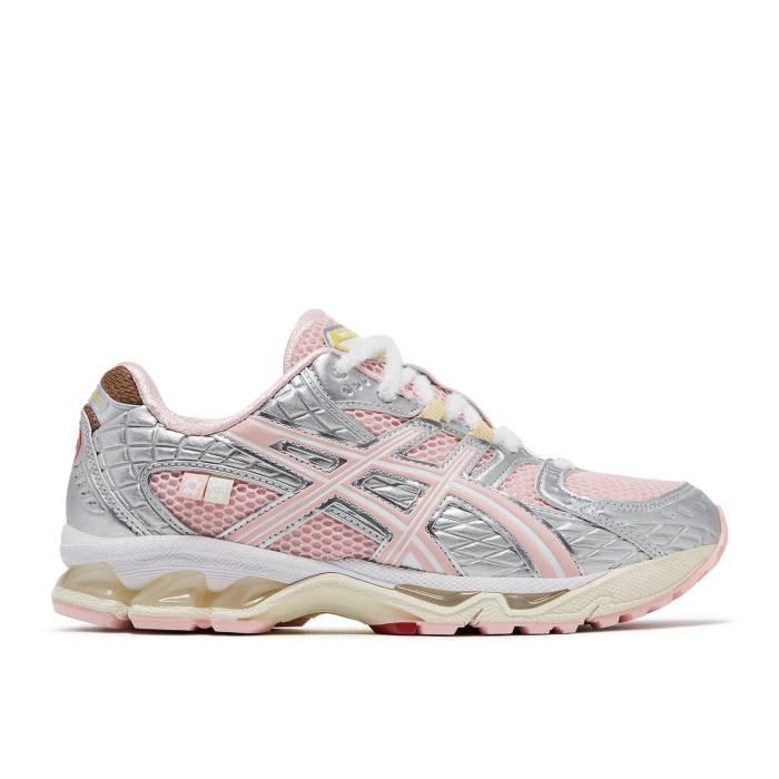 アシックス Asics 【 Vandythepink X Atmos X Gel Nimbus 10.1 \u0027Strawberry\u0027 Men Strawberry/Metallic Silver 】 メンズ Silver しろがね色・しろがね色