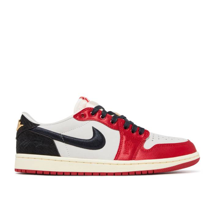 ナイキ　エアジョーダン Air Jordan 【 Trophy Room X Jordan 1 Retro Low Og Sp \'Rookie Card - Away\' Men Sail/Black/Varsity Red/Muslin/Baltic Blue/Yellow Strike 】 レトロ メンズ 黒色 ブラック Red 赤・レッド 青色 ブルー yello