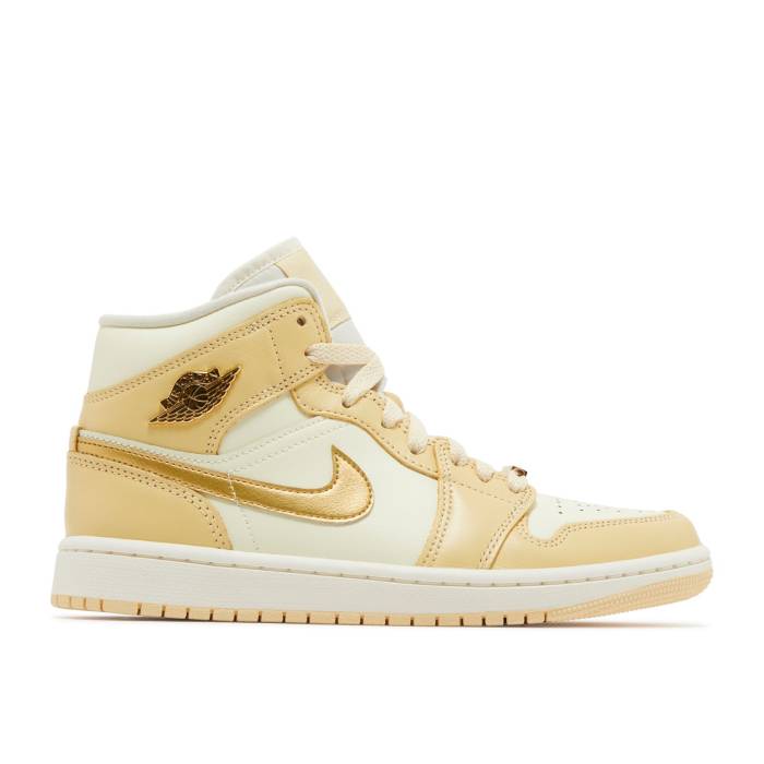 ナイキ　エアジョーダン Air Jordan 【 Wmns Jordan 1 Mid 'Pale Vanilla Gold' Women Pale Vanilla/Metallic Gold/Coconut Milk/Sail 】 ミッド レディース ゴールド 33,410円