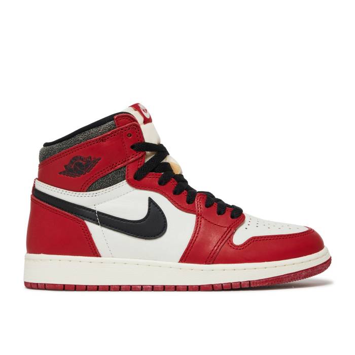 ナイキ　エアジョーダン Air Jordan 【 Jordan 1 Retro High Og Gs 'Chicago Lost & Found' Youth Varsity Red/Black/Sail/Muslin 】 レトロ ハイ ジュニア キッズ Red 赤・レッド 黒色 ブラック｜スニケス 27,170円