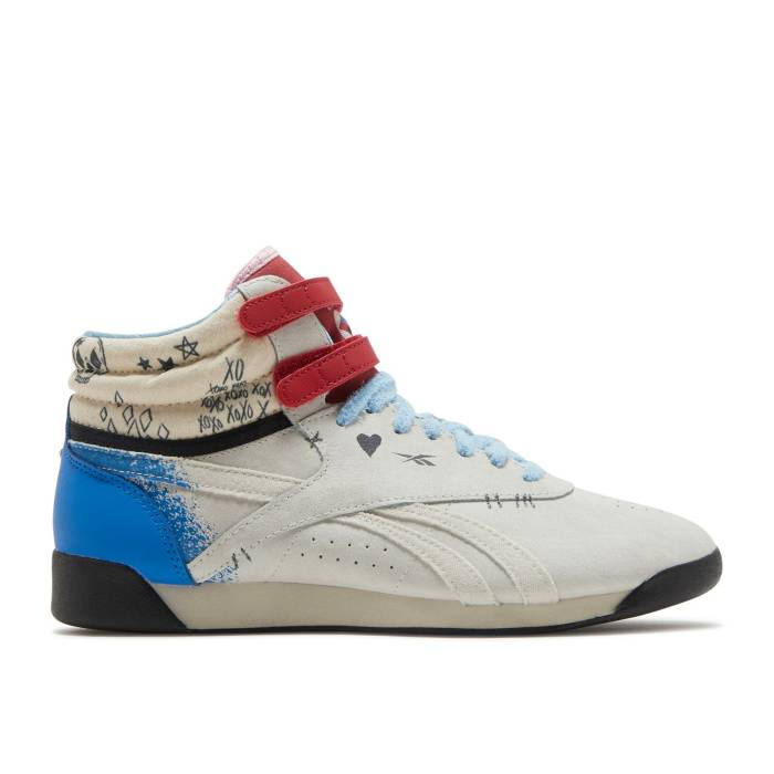 リーボック Reebok 【 Dc Comics X Wmns Freestyle High \u0027Harley Quinn\u0027 Women Morning Fog/Power Red/Upbeat Blue 】 DC ディーシー 漫画雑誌 無償性表現スタイル 御機嫌 レディース Power 力強さ Red 赤・赤いこと 青碧 青碧