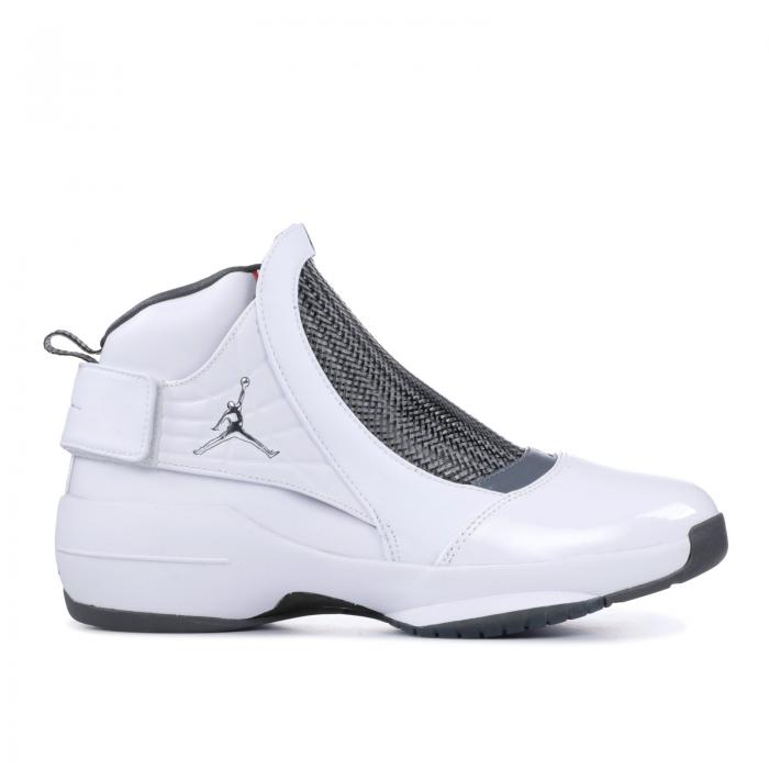 【 AIR JORDAN JORDAN 19 RETRO 'FLINT' 2019 / WHITE CHROME FLINT GREY 】 ナイキ 白色 ホワイト 灰色 グレー エアジョーダン スニーカー メンズ