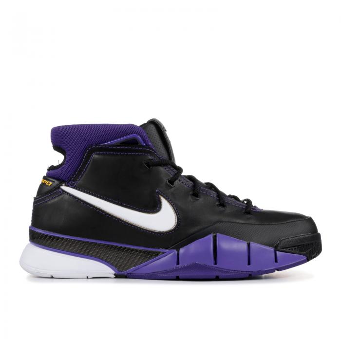 【 NIKE ZOOM KOBE 1 PROTRO 'BLACK OUT' 2018 / BLACK WHITE VARSITY PURPLE 】 ズーム コービー プロトロ 黒色 ブラック 白色 ホワイト 紫 パープル スニーカー メンズ ナイキ｜スニケス