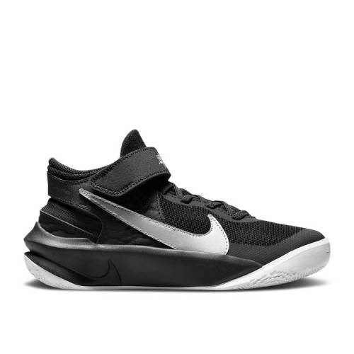 【 NIKE TEAM HUSTLE D10 FLYEASE GS 'BLACK METALLIC SILVER' / BLACK VOLT WHITE METALLIC SILVER 】 チーム 黒色 ブラック 白色 ホワイト 銀色 シルバー ジュニア キッズ ベビー マタニティ スニーカー ナイキ
