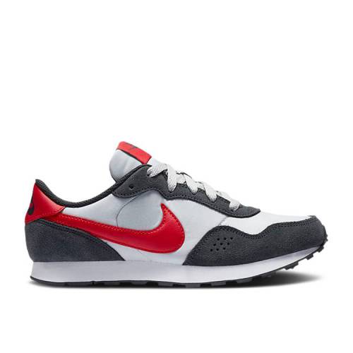 【 NIKE MD VALIANT GS 'DARK GREY UNIVERSITY RED' / GREY FOG DARK SMOKE GREY WHITE 】 灰色 グレー 白色 ホワイト ジュニア キッズ ベビー マタニティ スニーカー ナイキ