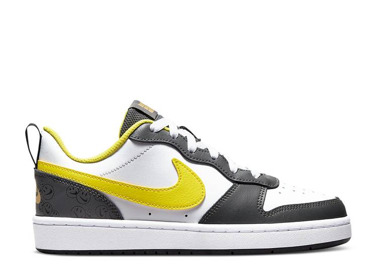 【 NIKE COURT BOROUGH LOW 2 SE GS 'WHITE YELLOW STRIKE' / WHITE IRON GREY BLACK YELLOW 】 コート 黄色 イエロー 白色 ホワイト 灰色 グレー 黒色 ブラック コートバーロウ ジュニア キッズ ベビー マタニティ ス|スニケス