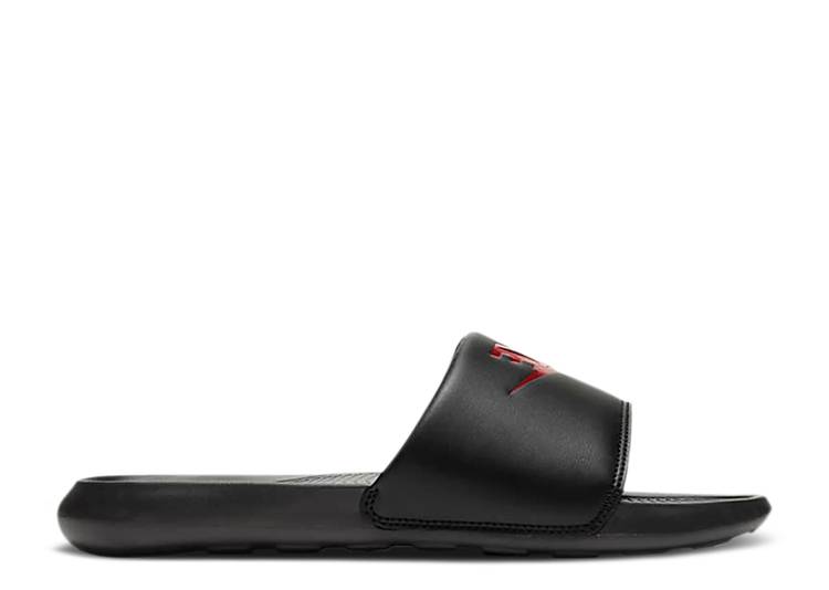 【 NIKE VICTORI ONE SLIDES BLACK RED / BLACK BLACK UNIVERSITY RED 】 黒色 ブラック 赤 レッド スニーカー メンズ ナイキ