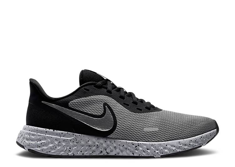 【 NIKE REVOLUTION 5 PREMIUM 'BLACK CHROME' / BLACK SMOKE GREY CHROME 】 レボリューション プレミアム 黒色 ブラック 灰色 グレー スニーカー メンズ ナイキ
