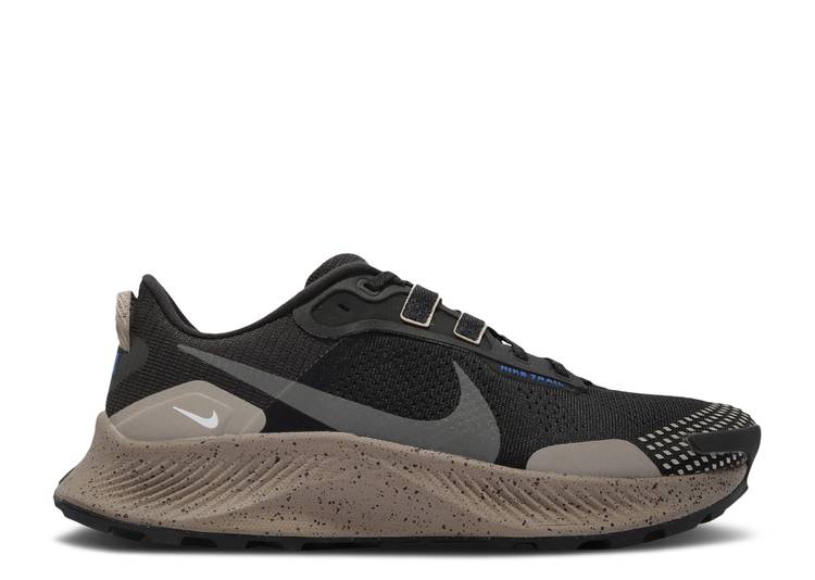 【 NIKE PEGASUS TRAIL 3 'BLACK KHAKI' / BLACK KHAKI GAME ROYAL IRON GREY 】 ペガサス 黒色 ブラック カーキ ゲーム 灰色 グレー ゲームロイヤル 青 ブルー スニーカー メンズ ナイキ