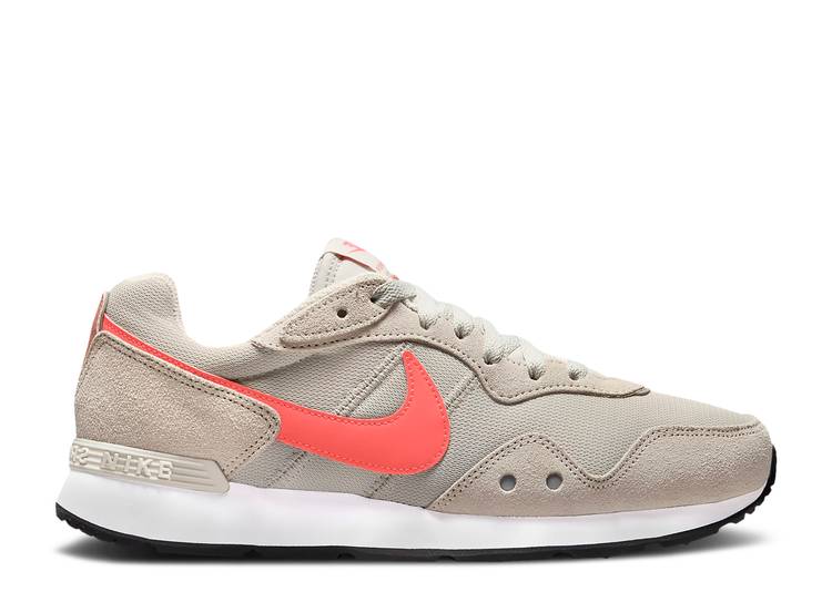【 NIKE WMNS RUNNER WIDE 'LIGHT BONE MAGIC EMBER' / LIGHT BONE MAGIC EMBER 】 マジック スニーカー レディース ナイキ