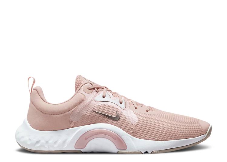 【 NIKE WMNS RENEW IN-SEASON TR 11 WIDE 'PINK OXFORD' / PINK OXFORD METALLIC PEWTER 】 ピンク オックスフォード スニーカー レディース ナイキ