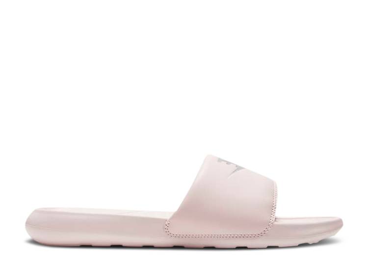 【 NIKE WMNS VICTORI ONE SLIDE \u0027BARELY ROSE\u0027 / BARELY ROSE BARELY ROSE METALLIC 】 サンダル サクラ色 スニーカー レディース ナイキ