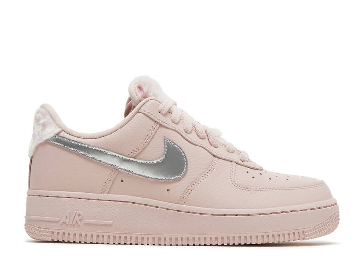 【 NIKE WMNS AIR FORCE 1 '07 'FAUX SHERPA FUR' / PINK OXFORD CEDAR METALLIC 】 ピンク オックスフォード エアフォース スニーカー レディース ナイキ｜スニケス