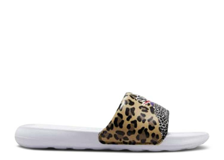 【 NIKE WMNS VICTORI ONE PRINTED SLIDE \u0027BEACH OF THE BLEACHERS\u0027 / WHITE BLACK ELECTRO PURPLE 】 サンダル 白いこと 白いこと 黒いこと 黒いこと 紫 パープル スニーカー レディース ナイキ
