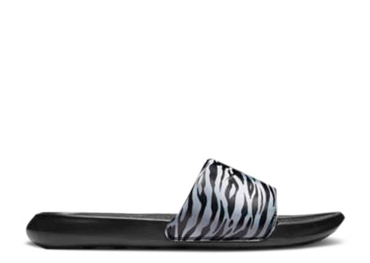 【 NIKE WMNS VICTORI ONE PRINTED SLIDE \u0027BLACK METALLIC SILVER\u0027 / BLACK METALLIC SILVER BLACK 】 サンダル 黒いこと 黒いこと しろがね色 しろがね色 スニーカー レディース ナイキ