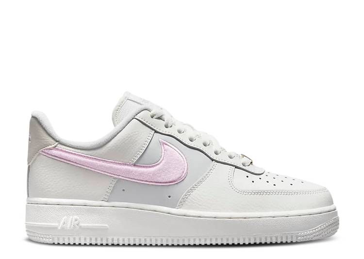 【 NIKE WMNS AIR FORCE 1 '07 'CHENILLE SWOOSH' / SUMMIT WHITE LIGHT BONE PHOTON 】 白色 ホワイト エアフォース スニーカー レディース ナイキ