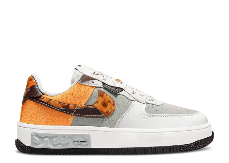 【 NIKE WMNS AIR FORCE 1 FONTANKA 'TORTOISE SHELL' / PHANTOM VELVET BROWN LIGHT BONE 】 茶色 ブラウン エアフォース スニーカー レディース ナイキ|スニケス