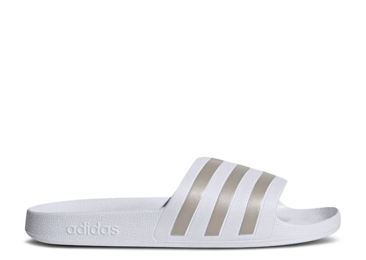 【 ADIDAS ADILETTE AQUA SLIDES WHITE PLATINUM METALLIC / CLOUD WHITE PLATINUM METALLIC 】 アディダス アディレッタ アクア プラチナム 白色 ホワイト スニーカー メンズ