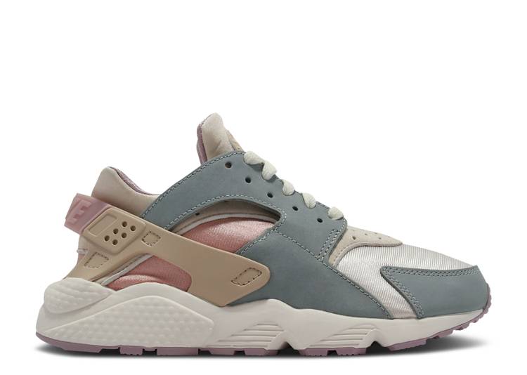 【 NIKE WMNS AIR HUARACHE 'ONE MILE SOCIAL CLUB' / LIGHT OREWOOD BROWN DUSTY SAGE 】 ハラチ 茶色 ブラウン スニーカー レディース ナイキ｜スニケス