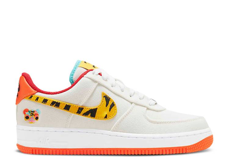 【 NIKE WMNS AIR FORCE 1 \u002707 LX \u0027YEAR OF THE TIGER\u0027 / SAIL WHITE WHITE UNIVERSITY GOLD 】 白いこと 白いこと ゴールド 空軍 スニーカー レディース ナイキ