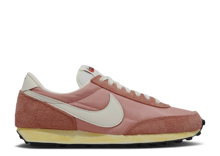 【 NIKE WMNS DAYBREAK SE \u0027LIGHT MADDER ROOT\u0027 / LIGHT MADDER ROOT SAIL FOSSIL 】 スニーカー レディース ナイキ
