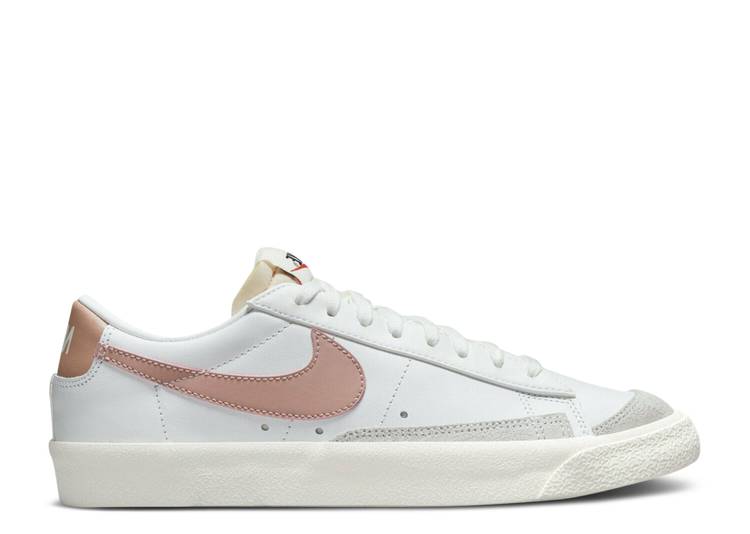 【 NIKE WMNS BLAZER LOW '77 'WHITE ROSE WHISPER' / SUMMIT WHITE ROSE WHISPER 】 ブレイザー ローズ 白色 ホワイト スニーカー レディース ナイキ｜スニケス 29,055円