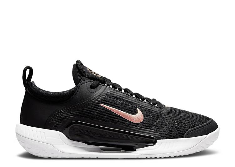 【 NIKE WMNS NIKECOURT ZOOM NXT 'BLACK METALLIC RED BRONZE' / BLACK WHITE METALLIC RED BRONZE 】 コート ズーム 赤 レッド 黒色 ブラック 白色 ホワイト 銅 ブロンズ スニーカー レディース ナイキ