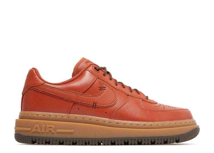 【 NIKE AIR FORCE 1 LUXE 'BURNT SUNRISE' / BURNT SUNRISE GUM MEDIUM BROWN 】 茶色 ブラウン エアフォース スニーカー メンズ ナイキ