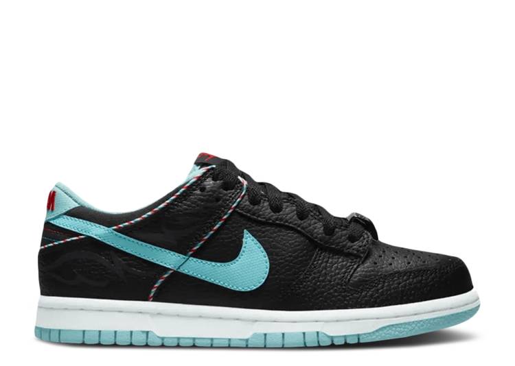 【 NIKE DUNK LOW SE GS 'BARBER SHOP - BLACK' / BLACK COPA WHITE CHILE RED 】 ダンク 黒色 ブラック 白色 ホワイト 赤 レッド ダンクロー ジュニア キッズ ベビー マタニティ スニーカー ナイキ