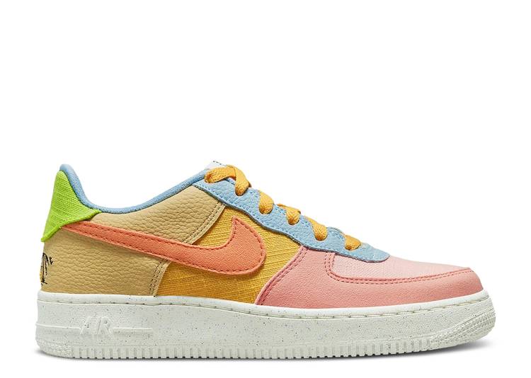 【 NIKE AIR FORCE 1 LOW '07 LV8 NEXT NATURE GS 'SUN CLUB - MULTI' / SANDED GOLD WHEATGRASS LIGHT 】 クラブ ゴールド エアフォース ジュニア キッズ ベビー マタニティ スニーカー ナイキ|スニケス