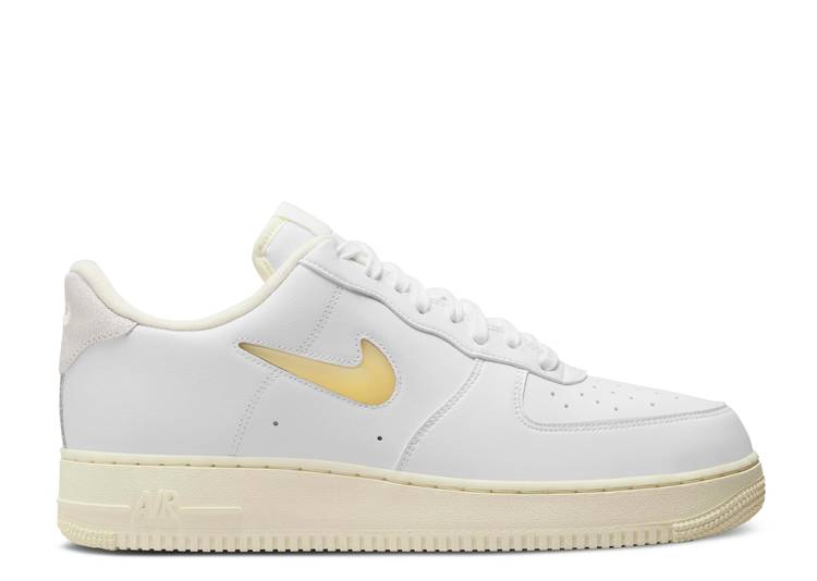 【 NIKE AIR FORCE 1 07 LX PALE VANILLA / WHITE PALE VANILLA COCONUT MILK 】 白色 ホワイト エアフォース スニーカー メンズ ナイキ