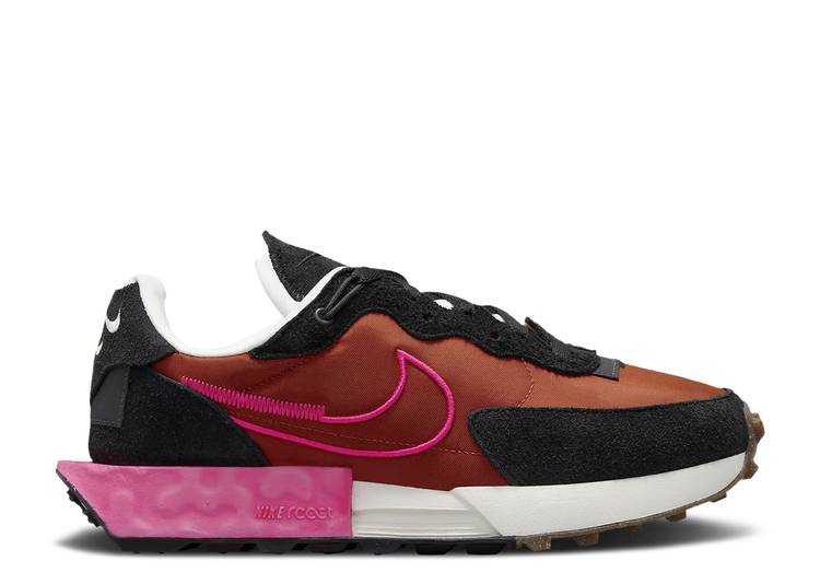 【 NIKE WMNS FONTANKA WAFFLE 'BURNT SUNRISE' / BURNT SUNRISE BLACK GUM MEDIUM 】 ワッフル 黒色 ブラック スニーカー レディース ナイキ