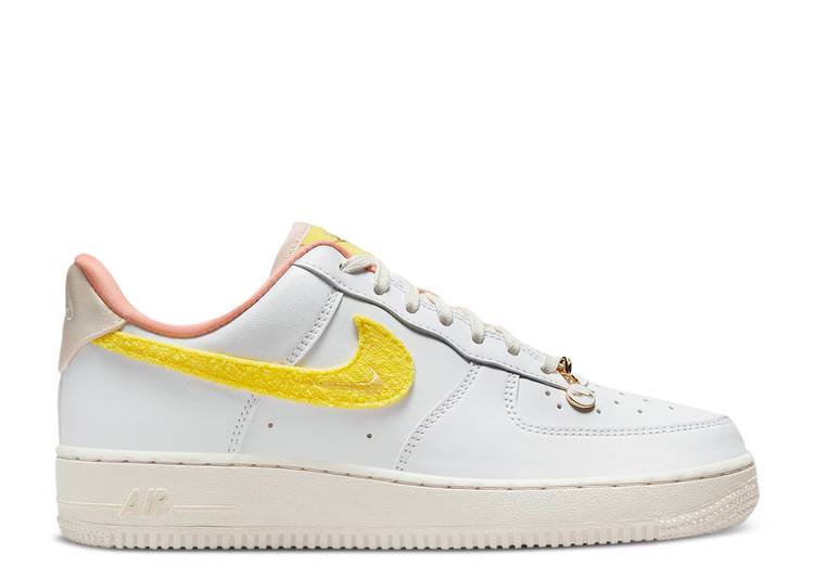 【 NIKE WMNS AIR FORCE 1 '07 LX 'MAMA' / WHITE PHANTOM PEARL WHITE YELLOW 】 白色 ホワイト パール 黄色 イエロー エアフォース スニーカー レディース ナイキ|スニケス