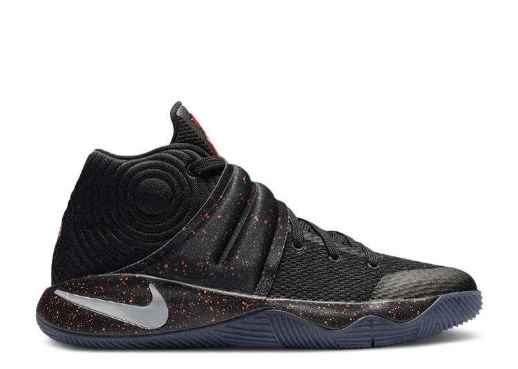 【 NIKE KYRIE 2 GS 'BLACK SPECKLE' / BLACK BRIGHT CRIMSON METALLIC 】 カイリー 黒色 ブラック クリムゾン ジュニア キッズ ベビー マタニティ スニーカー ナイキ｜スニケス 43,550円