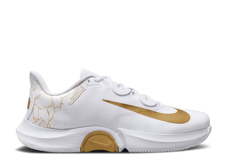 【 NIKE NAOMI OSAKA X WMNS NIKECOURT AIR ZOOM GP TURBO 'WHITE METALLIC GOLD' / WHITE WHITE METALLIC GOLD 】 コート ズーム ターボ 白色 ホワイト ゴールド スニーカー レディース ナイキ