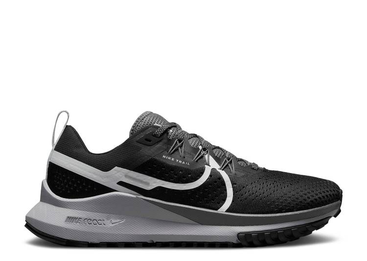 【 NIKE WMNS REACT PEGASUS TRAIL 4 \u0027BLACK DARK GREY\u0027 / BLACK DARK GREY WOLF GREY AURA 】 リアクト ペガサス 黒いこと 黒いこと 薄墨色 薄墨色 雰囲気 スニーカー レディース ナイキ