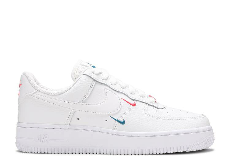 【 NIKE WMNS AIR FORCE 1 '07 ESSENTIAL 'SUMMIT WHITE SOLAR RED' / SUMMIT WHITE SUMMIT WHITE SOLAR 】 白色 ホワイト エアフォース スニーカー レディース ナイキ
