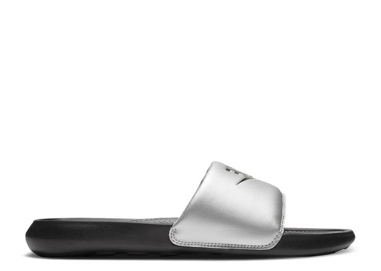 【 NIKE WMNS VICTORI ONE SLIDE \u0027BLACK METALLIC SILVER\u0027 / BLACK METALLIC SILVER BLACK 】 サンダル 黒いこと 黒いこと しろがね色 しろがね色 スニーカー レディース ナイキ