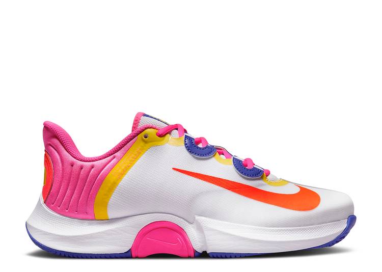 【 NIKE NAOMI OSAKA X WMNS NIKECOURT AIR ZOOM GP TURBO 'WHITE HYPER PINK' / WHITE HYPER PINK OPTI YELLOW 】 コート ズーム ターボ 白色 ホワイト ピンク 黄色 イエロー スニーカー レディース ナイキ｜スニケス