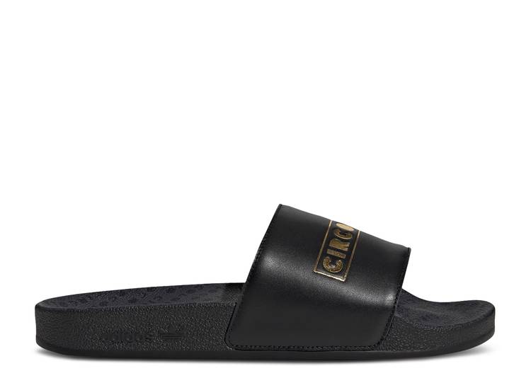 【 ADIDAS CIRCOLOCO X ADILETTE SLIDE 'COMMUNITY AND INCLUSIVITY' / CORE BLACK CORE BLACK GOLD 】 アディダス アディレッタ サンダル コア 黒色 ブラック ゴールド スニーカー メンズ|スニケス