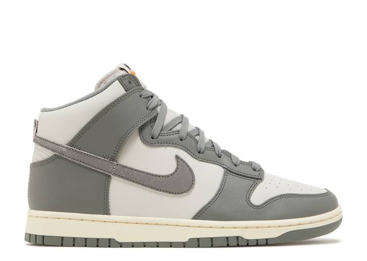 【 NIKE DUNK HIGH SE LIGHT BONE / LIGHT BONE TUMBLED GREY COCONUT 】 ダンク ハイ 灰色 グレー ダンクハイ スニーカー メンズ ナイキ