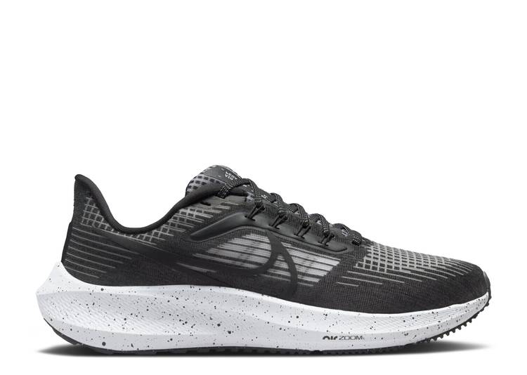 【 NIKE WMNS AIR ZOOM PEGASUS 39 \u0027BLACK DARK SMOKE GREY\u0027 / BLACK DARK SMOKE GREY WHITE 】 望遠レンズ ペガサス 黒いこと 黒いこと 薄墨色 薄墨色 白いこと 白いこと 望遠レンズペガサス スニーカー レディース ナイキ