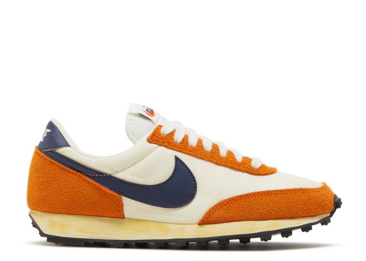 【 NIKE WMNS DAYBREAK SE \u0027COCONUT MILK MIDNIGHT ORANGE\u0027 / COCONUT MILK MIDNIGHT NAVY 】 紺色 米国海軍 スニーカー レディース ナイキ