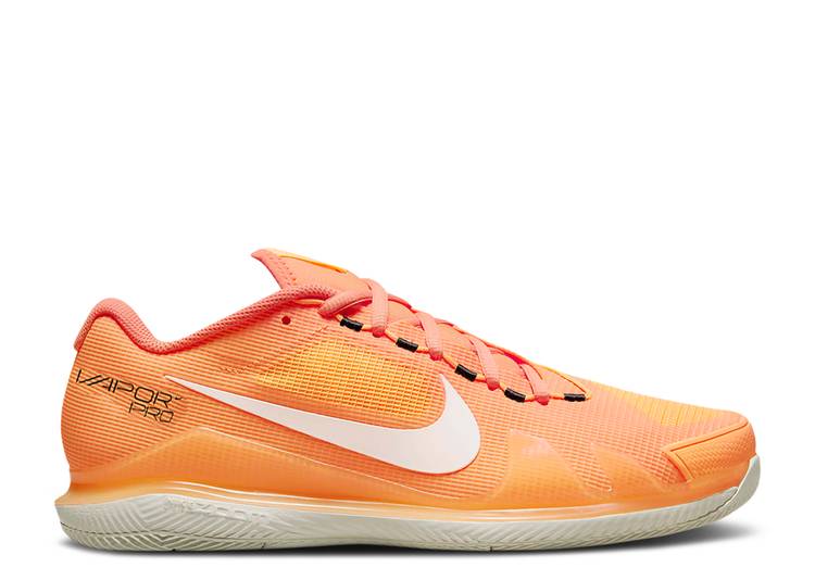【 NIKE NIKECOURT AIR ZOOM VAPOR PRO \u0027PEACH CREAM\u0027 / PEACH CREAM ORANGE TRANCE LIGHT 】 厚地の外套 望遠レンズ 労働者階級 皮膚軟化剤 橙 オレンジ色 スニーカー メンズ ナイキ