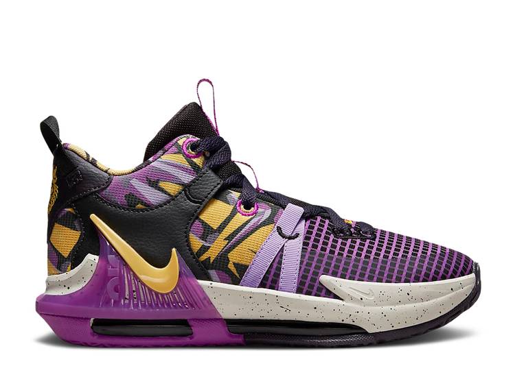 【 NIKE LEBRON WITNESS 7 SE GS 'LAKERS GRAFFITI' / BLACK CAVE PURPLE VIVID PURPLE 】 レブロン 黒色 ブラック 紫 パープル ウィットネス ジュニア キッズ ベビー マタニティ スニーカー ナイキ｜スニケス