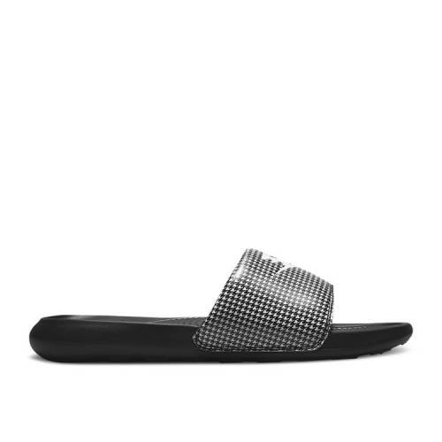 【 NIKE WMNS VICTORI ONE PRINTED SLIDE 'BLACK HERRINGBONE' / BLACK BLACK WHITE 】 サンダル 黒色 ブラック 白色 ホワイト スニーカー レディース ナイキ 15,600円