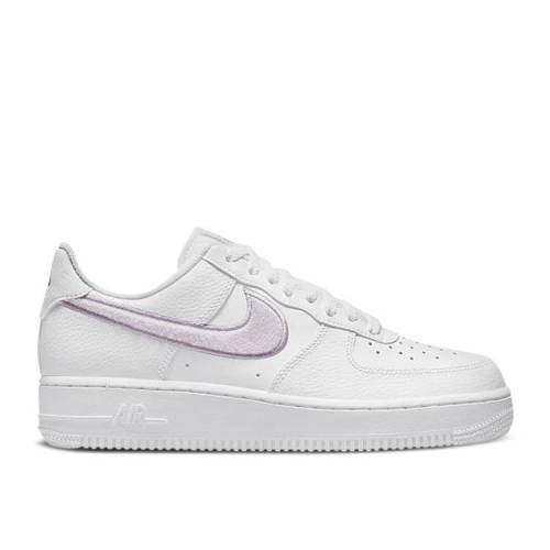 【 NIKE WMNS AIR FORCE 1 '07 ESSENTIAL 'CHENILLE SWOOSH - WHITE LILAC' / WHITE PHOTON DUST LILAC VENICE 】 スウッシュ スウォッシュ 白色 ホワイト エアフォース スニーカー レディース ナイキ|スニケス